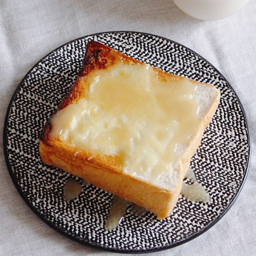 ぬちまーすを使ったあまみそ(あんだんすー)で味噌トースト。