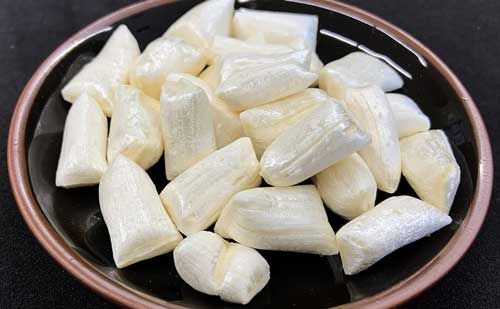 沖縄のおばぁの塩菓子「塩レモン飴」です。